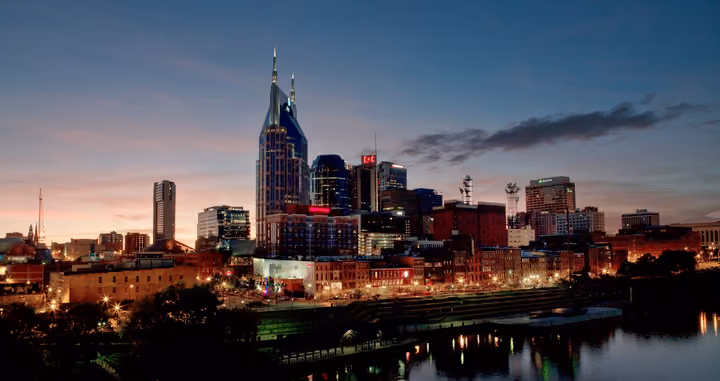 Nashville, Tennessee skyline at dusk